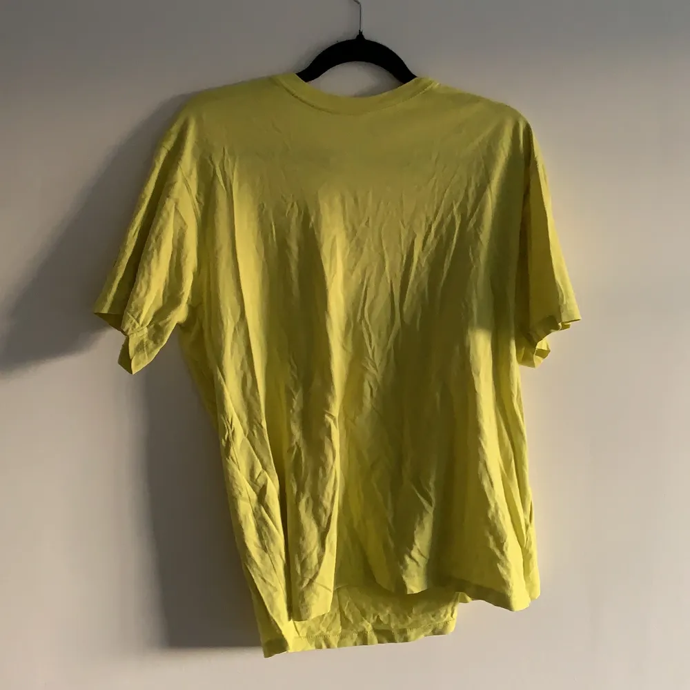 Riktigt ball oversized neongul/grön-ish T-shirt. Lite billie eilish-stuk på denna. Bra skick, bara lite skrynklig. . T-shirts.