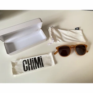 CHIMI-glasögon - Säljer mina helt oanvända Chimi-glasögon i modell 001, färg Peach på bågen och svarta glas (andra bilden visar färgen bäst). Skitballa nu inför sommaren. De är endast provade och säljer bara eftersom modellen inte passade just mig:) Köptes för 999kr. Mitt pris är 450 kr och jag står då för frakten.🥰  Allt på första bilden ingår (oöppnad putsduk samt mjukt och hårt fodral)! Det är bara att skriva om du har någon fråga:-) (tar endast Swish). Skriv gärna ett meddelande om du är intresserad, kan tänka mig gå ner i pris vid snabb och enkel affär☺️