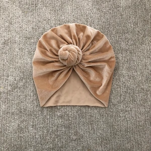 Turban i beige sammet - Turban i stretchig beige sammet. Helt ny och oanvänd. Säljs för 50kr. Skickas endast.