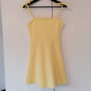 Gul, rutig klänning 💛🤍 - 🌸Klänning är aldrig använd 