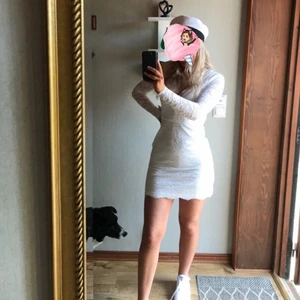 Långärmad Studentklänning  - En vit fin långärmad studentklänning, oanvänd. Köpt förra året, lappar hängt kvar. Storlek 38 