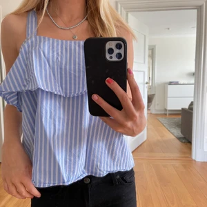 Hm blus/linne - Jätte fint linne från H&M, använd ca 2-3 gånger, mycket bra skick. Skriv till mig om ni vill ha mer information eller bilder! BUDA!