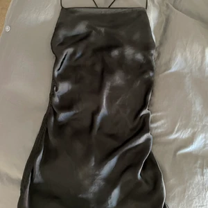 Satin klänning - Svart satin klänning från ZARA🖤korsad i ryggen🤩 aldrig använd!