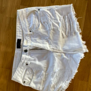 Vita jeansshorts från Nelly strl S - Oanvända jeansshorts från Nelly strl S. Snygga slitningar, helt i nyskick! Rätt så högmidjade. Skriv privat för bilder på. 
