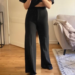 Kostymbyxor  - Vida och långa kostymbyxor som tyvärr är snäppet för små för mig🤍 Har knappt hunnit använda dem så de är därmed i väldigt fint skick!