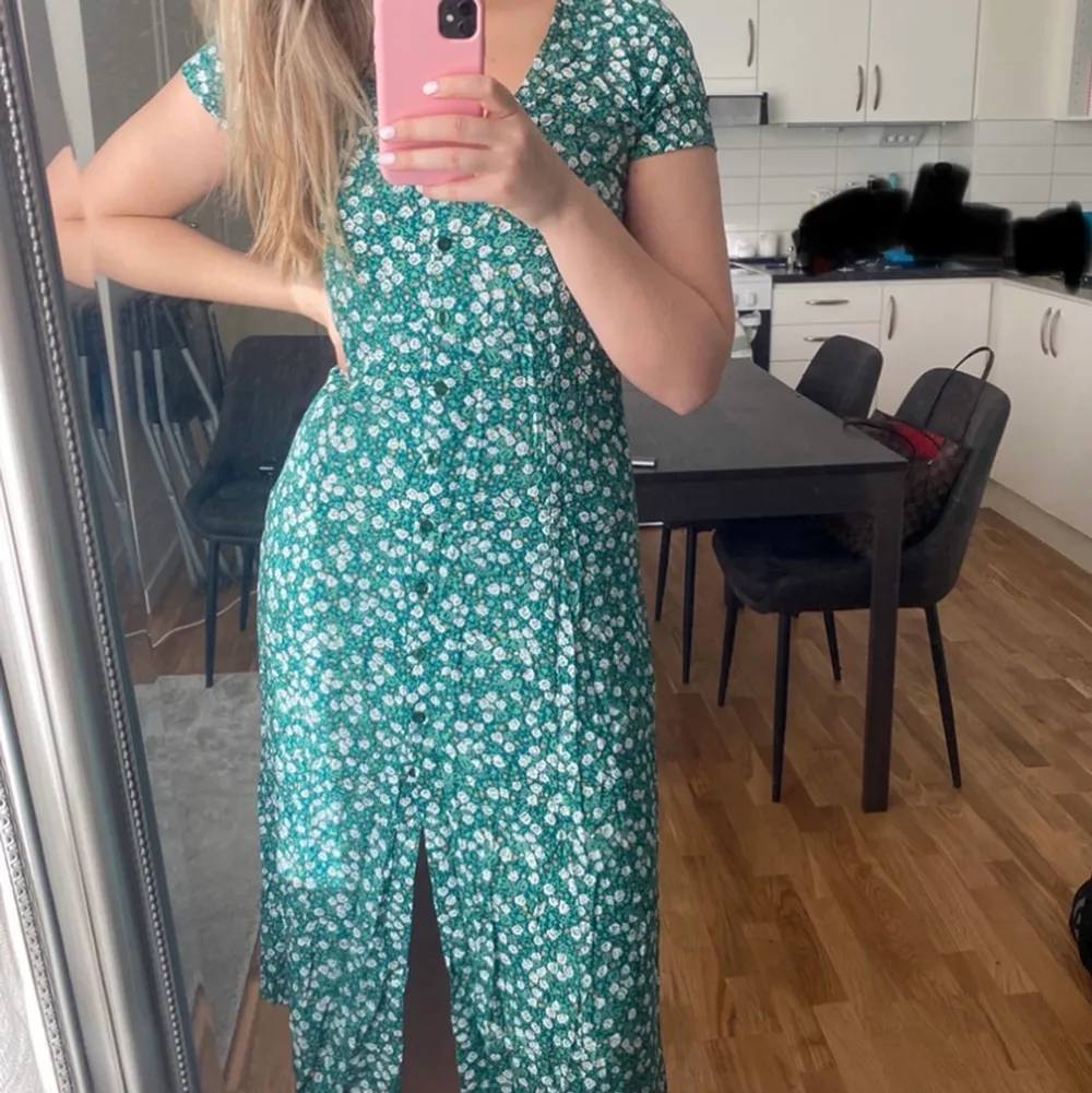 Säljer Motel Rocks Sanrin dress. Aldrig använd och prislapp kvar. Köparen står för frakt 💕. Klänningar.