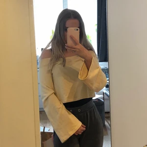 Beige topp  - Beige tröja med utsvängda armar som jag tror är ifrån NA-KD i storlek XS, men jag har klippt bort lappen i ryggen då den kliade. I fint skick 🤎