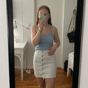 Jeanskjol från gina tricot  - Superfin kjol som passar i sommar och till exempelvis skolavslutning. Fint skick! 