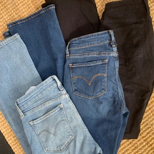 Lågmidjade Levis  - Säljer tre lågmidjade jeans ifrån Levis i bootcut modell som tyvärr är för små. Modellen heter 715 bootcut. De två blåa är i storleken 24/34 och de svarta i 26/34. Frakt tillkommer MÖRKBLÅ SÅLDA
