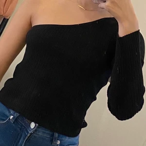 Oneshoulder topp i svart  - Storlek S 60kr exklusive frakt🌸🌸