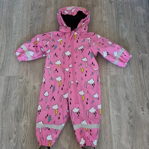 Overall Nordbjörn stl 74 - Helt oanvänd overall från Nordbjörn i storlek 74. Overallens är i regnskyddande yttermaterial. Något stor i storleken.