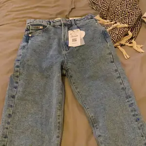 Säljer ett par asos mom jeans me storlek 32 eftersom att dom är lite för små för mig eftersom att jag är en 34, jätte fina aldrig använda! ord pris 199, pris kan diskuteras