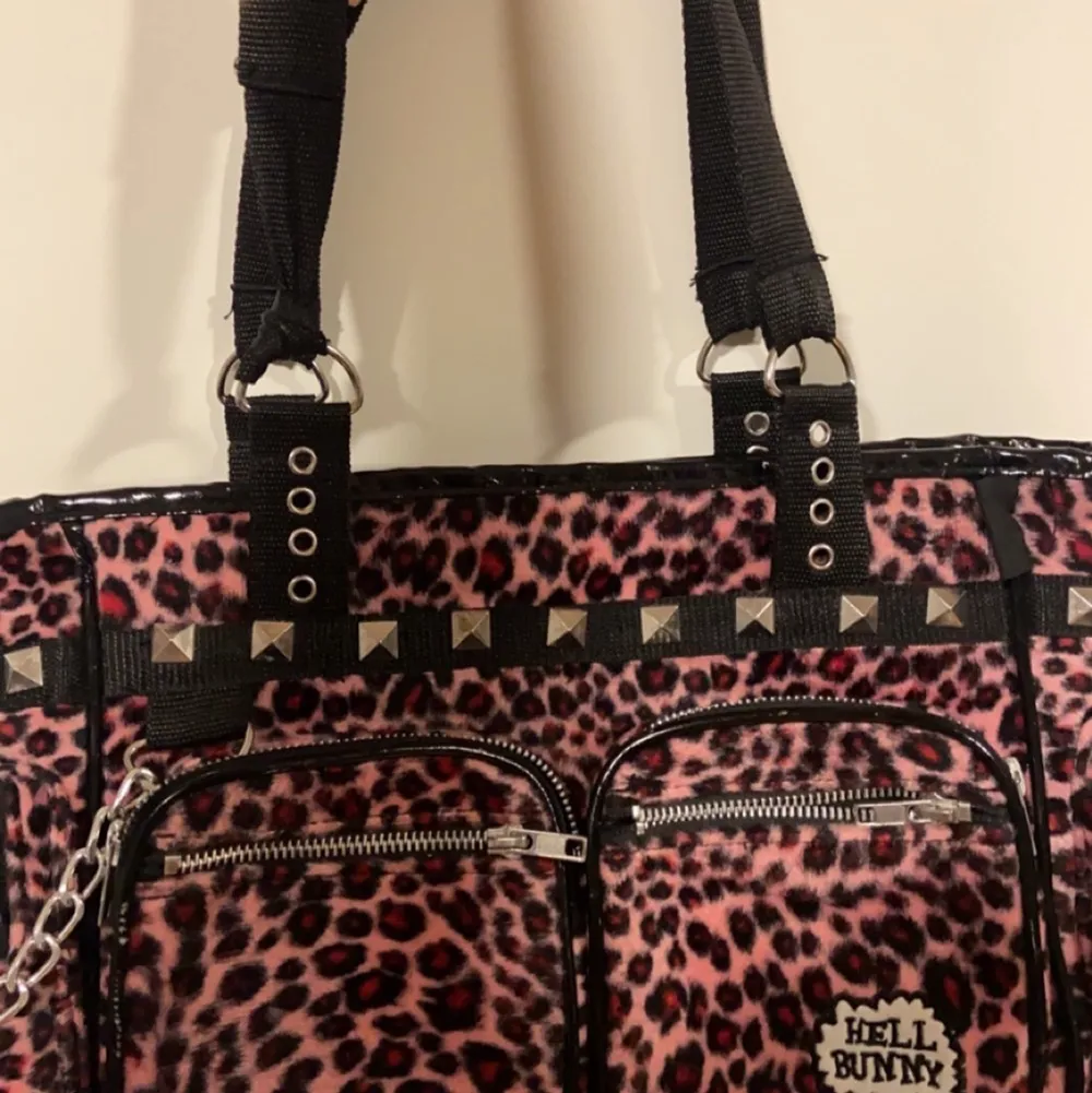 Jag säljer nu min fina rosa leopard väska med U2K vibes, Den är köpt för när jag var yngre och därför väl använd, Det är en kedja som inte går att stänga men annars är det fint skick även fast den är använd. Skriv privat för att få fler bilder eller ifall du har frågor!!🥰. Väskor.