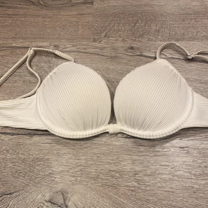 Bikini, Hm, storlek 70B - En väldigt söt bikin topp, knappt använd då jag föredrar att inte ha push up. Älskar hur den lyfter och framhäver kurvorna men föredrar ändå naturligt.