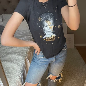 Bowie t-shirt - Använd 2 gånger! Ligger bara längst ner i garderoben :( David Bowie tryck🌸🌸🌸🌸
