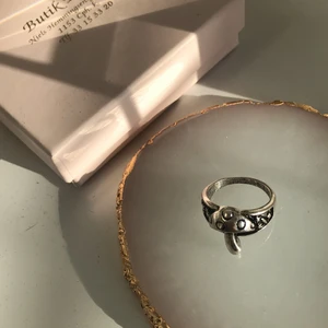 SVAMPRING - Jättegullig ring 🍄 köpt här på plick men var tyvvär lite för stor för mig :( 12 kr frakt. Diameter 1,8 cm.