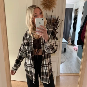 Rutig skjorta  - Jättesöt oversized skjorta ifrån Monki 