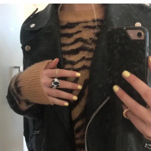 Stickad zebra tröja - Jättesnygg tröja, passar perfekt till att bara slänga på dig på sommaren eller till en skinnjacka💕