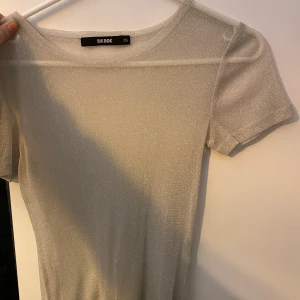 GLITTER-TOPP - Silvrig glitter topp. XS, använd fåtal gånger. 