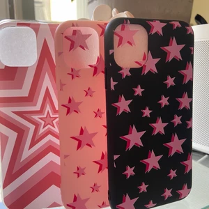 Mobilskal m stjärnor - DEN SVARTA ÄR SLUT, DE ANDRA FINNS KVAR! Trendiga mobilskal som jag fått i present och aldrig kommit till användning. Storlek är IPhone 11 men passar även IPhone XR 💗 skriv privat för fler bilder!