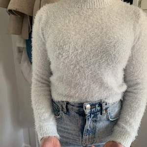 Tröja❤️ - En mysig vit tröja som är använd upp till 4 gånger ❤️ storlek S🥰 kan mötas runt om i Kungälv 