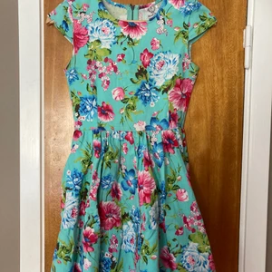 Blommig klänning i rosa och turkos XS - Söt blommig klänning med dragkedja i ryggen, inhandlad i Melbourne 💖 Bra skick. Skriv om du undrar något 🌸