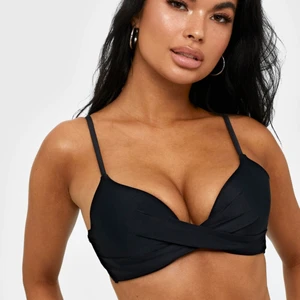 Svart bikini top - Säljer en jättesnygg bikini topp i svart från Nelly med push-up vaddering i🤩 Köpte två stycken i olika storlekar och säljer denna då den andra passade mig bättre. Skulle säga att den passar C/D kupa men man kan på ändra banden!!💗💗 frakt ingår ej