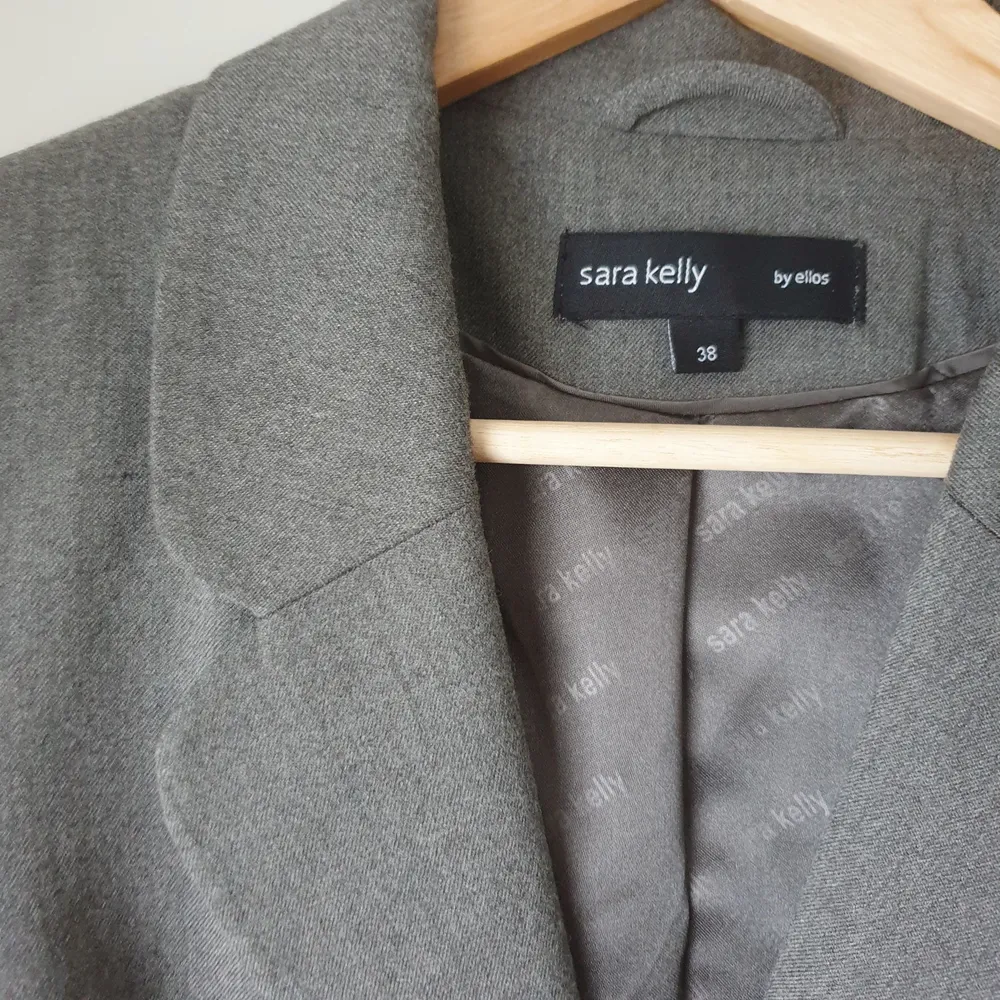 🧚‍♀️FÖRST TILL KVARN!🧚‍♀️ Längre kavaj i mild grå färg. Storlek 38 & 40 SÅLD🌷 Väldigt elegant och fin. Proffisionellt att dyka upp på ett möte eller bara för att se classy ut😍 En must-have garderob staple✨ Säljer: 180 + frakt. Kostymer.