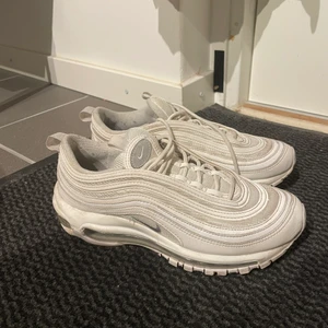 Vita Nike air Max 97. 🤩 - Skorna är i ett fint skick, inga skador förutom att dem är lite repade längst upp. Väldigt snygga och coola med reflexen 