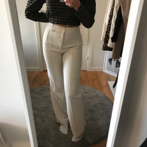 Vita kostymbyxor - Superfina kostymbyxor köpte här på plick, aldrig använda. Fint skick förutom en liten maska som visas på bild annars ingen fara, 
