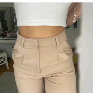 Kostymbyxor  - Kostymbyxor från BikBok, storlek 38. 200 kr + frakt. 