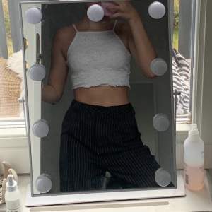 Ett jätte gulligt vitt linne från New look!’ 🤍🤍 den är köpt på barnavdelningen men passar mig som vanligtvis har S i toppar 🥰