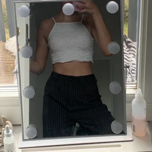 Vitt linne  - Ett jätte gulligt vitt linne från New look!’ 🤍🤍 den är köpt på barnavdelningen men passar mig som vanligtvis har S i toppar 🥰