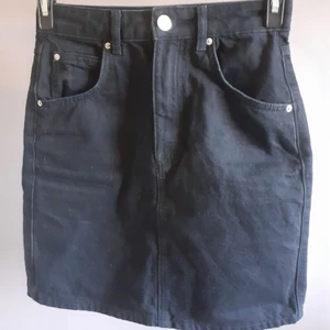 Svart jeanskjol - Vanlig fin jeanskjol som är nästan oanvänd, då den är för kort för min smak. 60kr plus frakt!