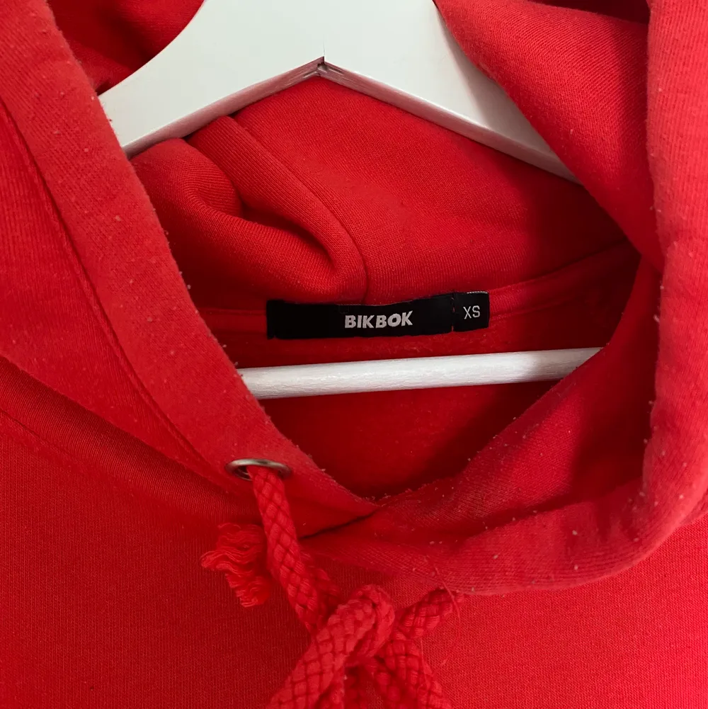 Röd hoodie från BikBok i använt skick! Är XS men passar mig som är S-M ❤️ . Hoodies.