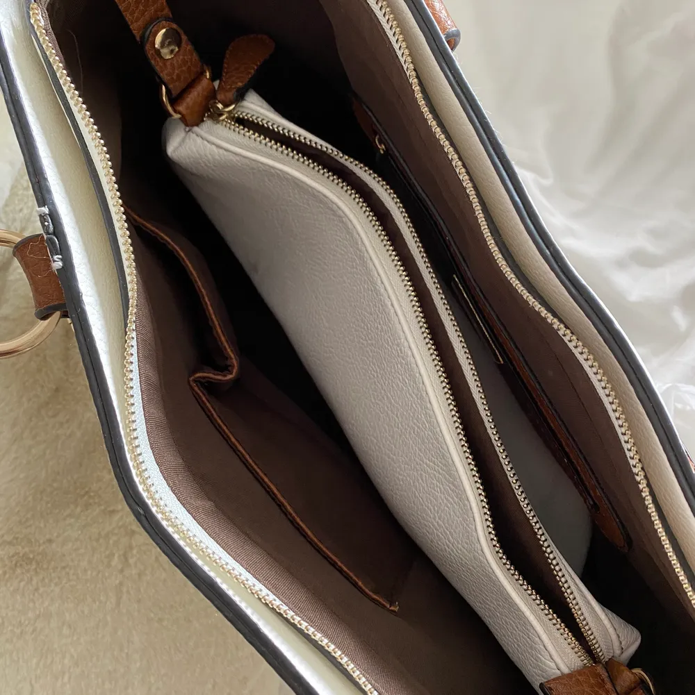 Vit väska från Mulberry! Perfekt till jobb eller skola 😍 Finns tre små innerfack i väskan, samt ett på baksidan av väskan. Man mår också med en uttagbar neccecär!. Väskor.