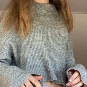 Grå stickad tröja! - Superfin, storlek XS/S! Använd någon gång men väldigt bra skick! Priset går att diskutera 🤍