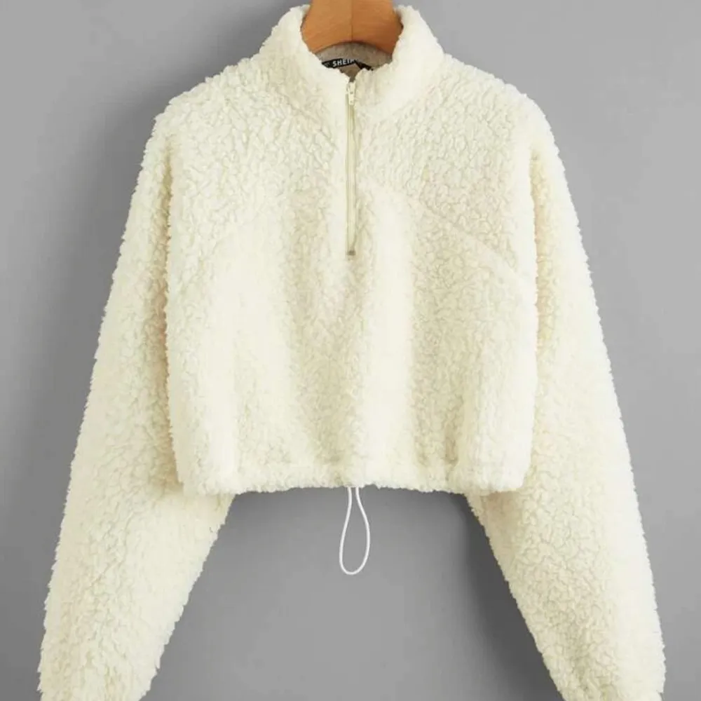 Jättemysig och fluffig cropped sweater i strlk S. Dragsko i midjan så att man kan tighta till den. Aldrig använd. 🌸Frakt ingår i priset!🌸. Tröjor & Koftor.