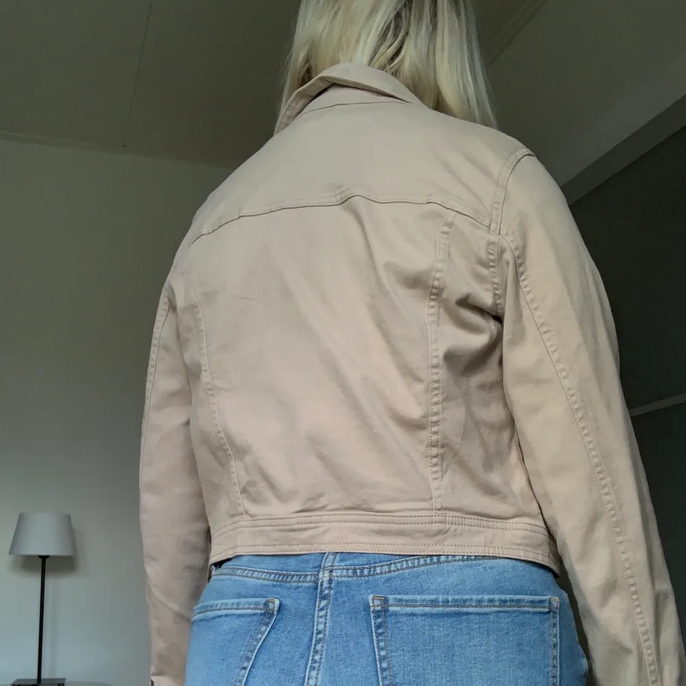 Jätte fin croppad och vårig jeans jacka! Den är i nytt skick och säljs för den kommer inte till användning ☺️. Jackor.