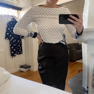 Blus - Vit blus med mönster. Säljer pga alldeles för tajt på mig. Köparen står för frakt (66kr)