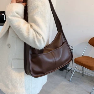 Brun väska - Superfin väska! Väldigt rymlig. Använd 1 gång, därför i nyskick. Kan mötas upp i stockholm annars står köparen för frakten💕