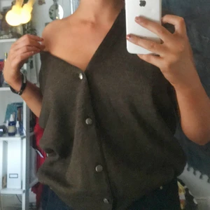 oversized brun ”väst-cardigan”  - Köpt på Emmaus & efter det knappt använd (materialet sticks inte) 