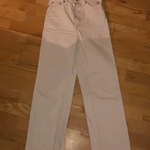 Weekday jeans Rowe - Säljer dessa trendiga beiga jeans från weekday i storlek W24 L30 för 200kr då de blivit för korta. De är i bra skick och har inga fläckar eller så, Kontakta mig för mer info och bilder, den andra bilden är lånad.❤️🥰  Originalpriset är 500 kr,Säger fraktpris vid intresse.❤️