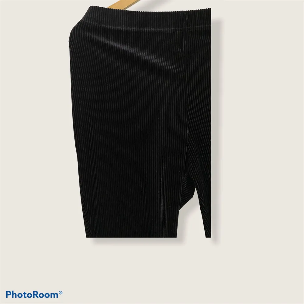 Helt nya, använda 1 gång, svarta byxor i velvet material. Jeans & Byxor.