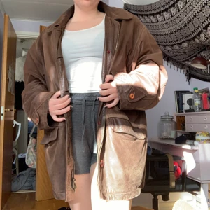 Märkesjacka  - Superfin märkes-läderjacka ifrån Bison. Storleken finns inte kvar men skulle säga att den är L/XL. Använd men inga defekter.🤎