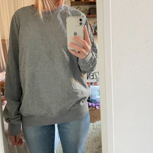 Basic grå sweatshirt - Vanlig grå sweatshirt från lager 157 storlek L. Funkar till typ alla outfits lagom varm. Använd men i bra skick. Kan mötas i Stockholm annars betalar köpare frakt. Pris kan diskuteras vid snabb affär. 