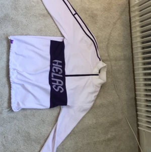 Helas tröja - Det är typ en track tröja. Tips tvätta tröjan med tvättmedel för då håller färgen bättre:)