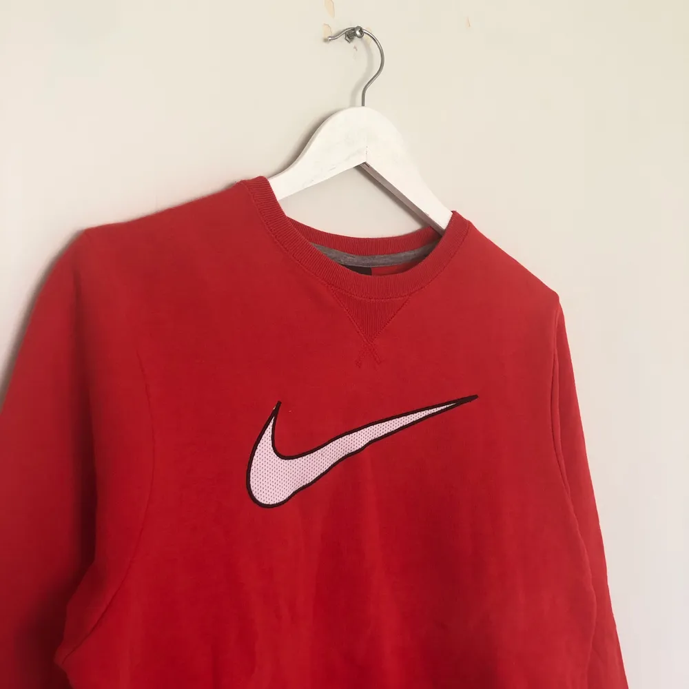 Vintage Nike Sweatshirt med en stor broderad swoosh i mitten. Den är i storlek Large, men passar mindre (Be för mått). Den har en liten fläck som man kan se på sista bilden.. Tröjor & Koftor.