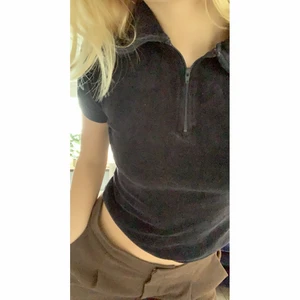Fin topp - Asball topp i blå sammet, så skön men kommer tyvärr inte till användning längre🥰perfekt lite varmare t-shirt nu till våren med en dragkedja och krage. Passar Xs/S skulle jag säga och den är rätt tajt. Säljer till ett bra pris