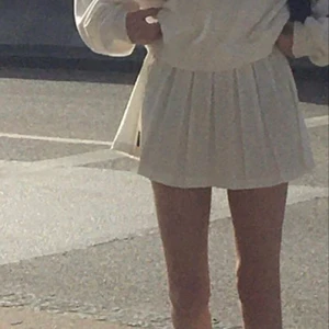 Tenniskjol  - En vit tenniskjol ifrån SHEIN, materialet är lite skinn aktikgt,  dragkedjan är lite trög att få upp men den är aldrig använd så är i mycket bra skick (första och sista bilden är lånade). Skriv för fler bilder 😊